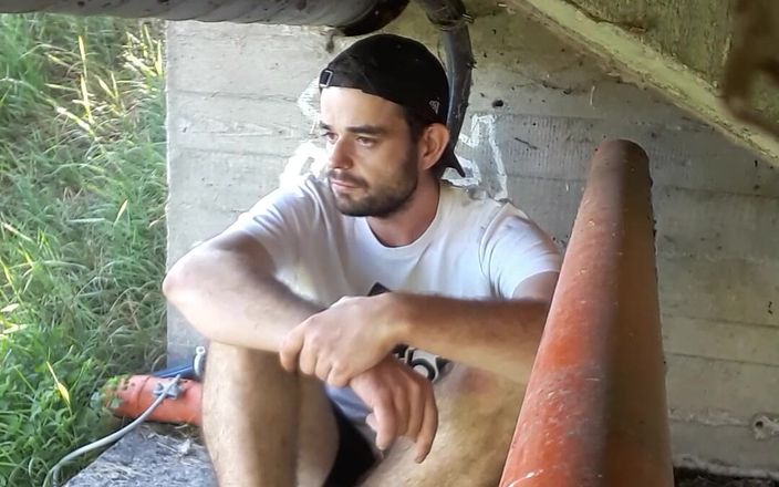 jerkofflover: Köprünün altında ne kadar seksi olduğumu gösteriyorum:_)