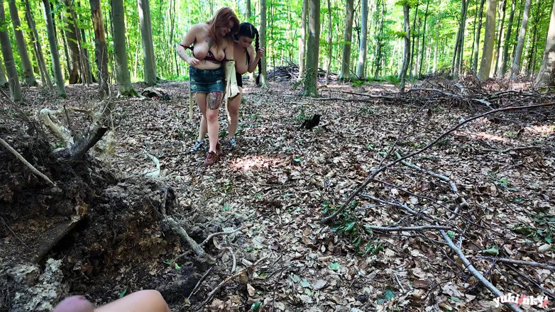 yukinky: Um voyeur na floresta transa com duas vadias