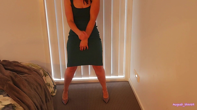 August Star: Sexy australská manželka striptýz a masturbuje