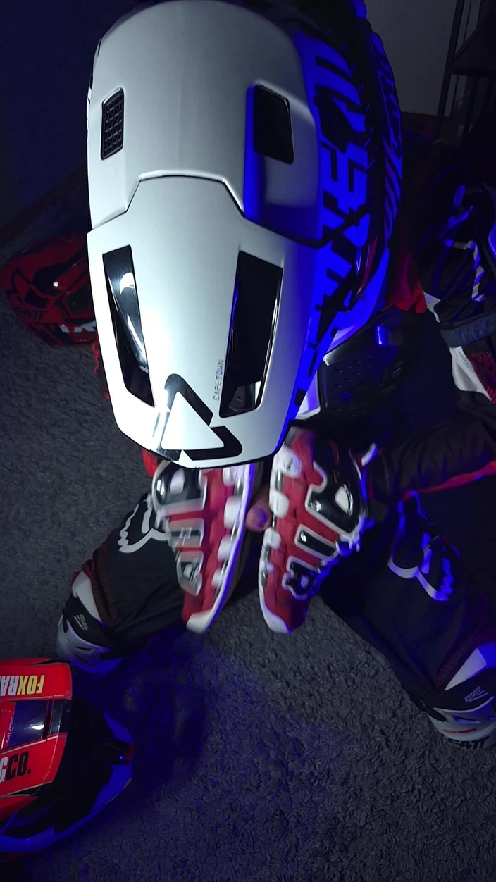 Qizlari bilan rus tilidagi porno tomosha qiling