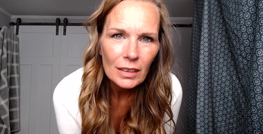 KimitheMilfMommy: L'insegnante ti ha visto masturbarti in classe. Ti dà qualcosa...
