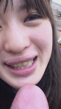 Aki Tajima - une Asiatique sexy qui boit du thé dans le jardin est attirée par une bite avide