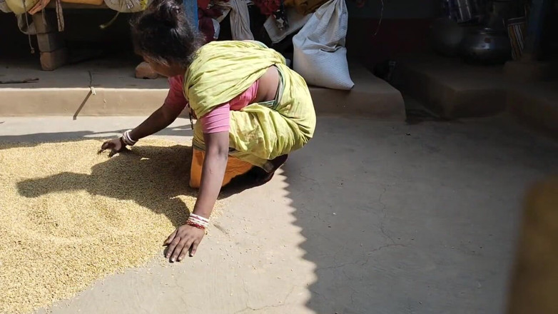 Pumi: Bhabhi Ko Kam Karte Hue Choda 69 Position Me