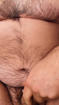 Un grande orso tedesco dai capelli che si masturba sul a fungo