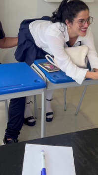 Mara sempre chega tarde na sala de aula e fode a professora para fazê-la sair