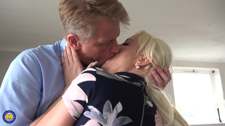 Hardcore NL: Mature lady enjoying with horny guy