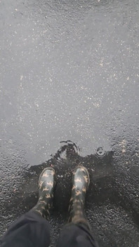 Regenachtige dag spelen in laarzen
