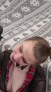 Ritzy Rain Chodził na smyczy ślini się z kulą w ustach, zanim zerżnęła głęboko w gardle