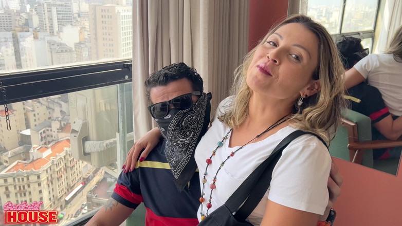 CuckoldHouse: Evli orta yaşlı seksi kadın aldatılan kocası izlerken 2 yabancıyla seks...