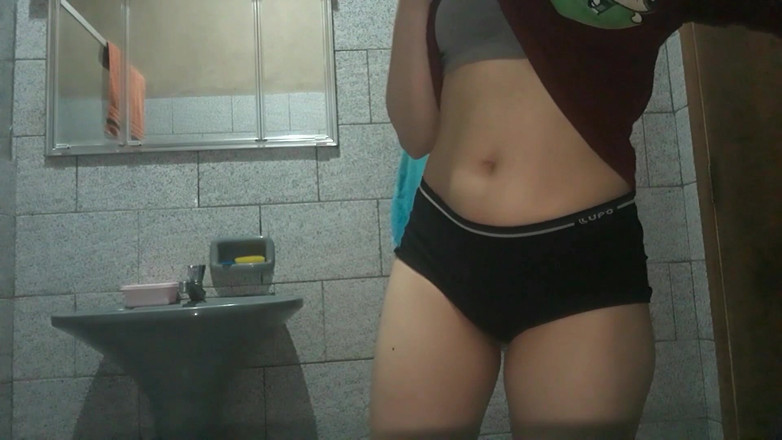 Little Ant2: Kamu mau ngentot aku di kamar mandi?