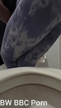 Zdesperowany na siusiu sikanie w toalecie POV