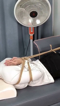 Kekangan melampau seorang gadis bertelanjang kaki, bermain dengan kaki telanjang