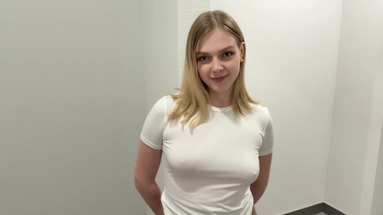 Arisha Mills: Noua mea vecină de la etaj s-a dovedit a fi...