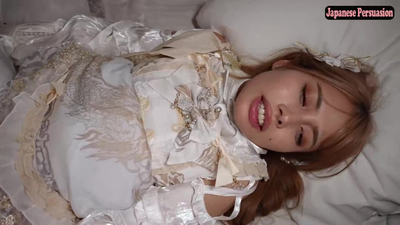 Asian happy ending: Beleza cosplay em ascensão rápida finalmente revelada em uma filmagem...
