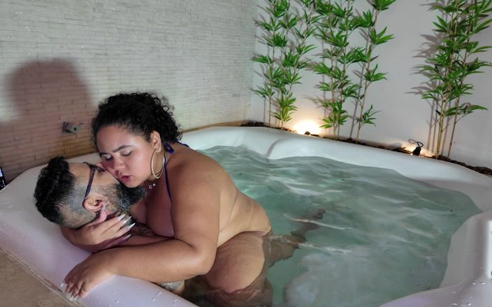 Pamela Panda: Làm tình trong thủy điện với anh chàng xăm mình