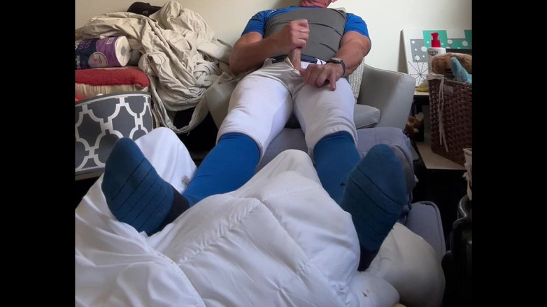 JockDad87: Alpha-basebollspelaren Jockdad87 sprutar sin jock-jacka i sin blå utrustning.