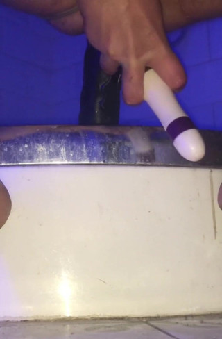 Mia Fuckdatass: Efeminat în dispozitiv de castitate se fute în cur cu un vibrator...