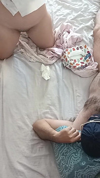 Preludiu în dormitor cu un cuplu de amatori. Mamă sexy amatoare face yoga goală, pizdă păroasă, cur mare, țâțe mari.