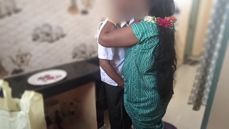 Telugu-fuckers: คุณแม่เลี้ยงเดซี่ โดนเย็ดในครัว ฉันเย็ดเธอแบบเซอร์ไพรส์ขณะกำลังทำอาหาร