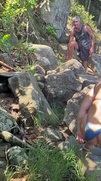 Heta brunetter i stringbikini på spåret av den öde stranden – ljuvligt
