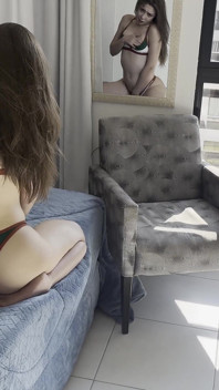 POV: Nachytal jsi svou nevlastní sestru při masturbaci, měla stříkající orgasmy a dostala!