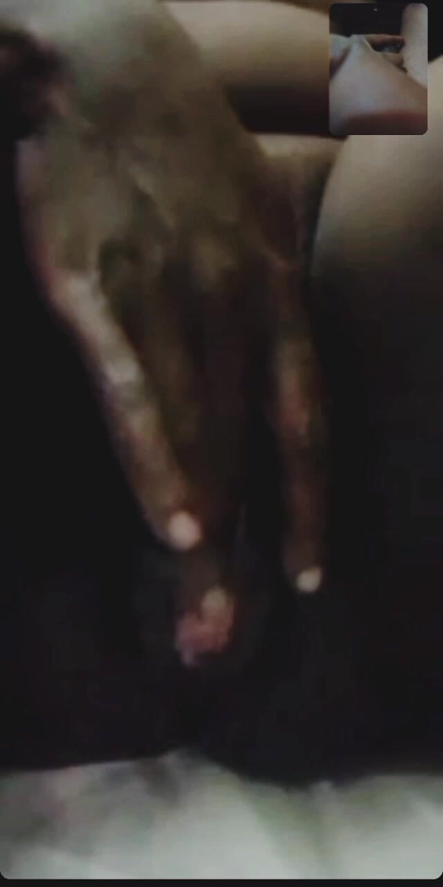 Me and my new slut: Mama excitată negresă se masturbează în apel video cu pulă uriașă...