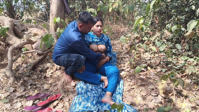 Sona bhabhi: 인도 마을 섹스 비디오, 야외 마을에서 의붓 오빠에게 따먹히는 인도 소녀