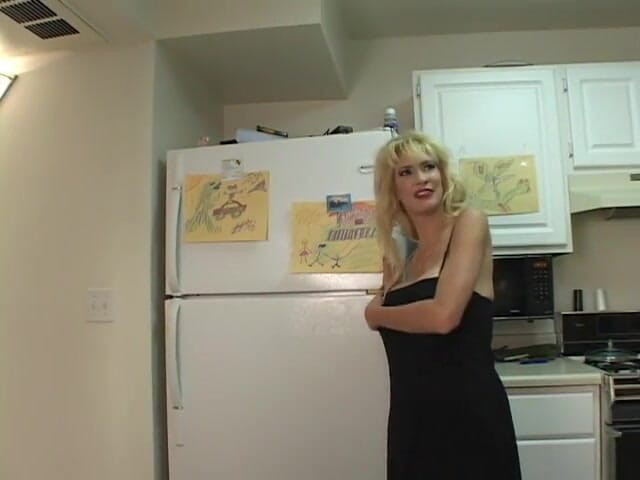 Anal seduction: Une MILF blonde sexy donne une tête baveuse et mouillée