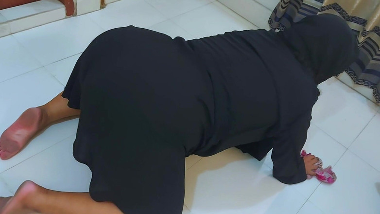 Aria Mia: Madrastra atrapada debajo de la cama y muestra su gran...