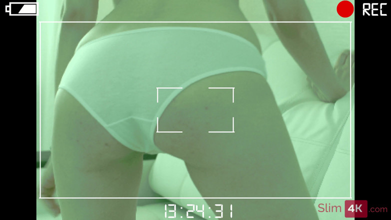Slim4K: Cewek rambut merah berambut pendek dengan legwarmer seksi menikmati seks...