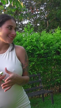 Reto En Un Parque, Chica Embarazada Acepta Ponerse Un Plug Anal Por Dinero