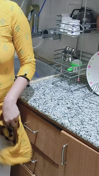 Znajduję moją napalonej macochy w kuchni - porno w języku hinduskim