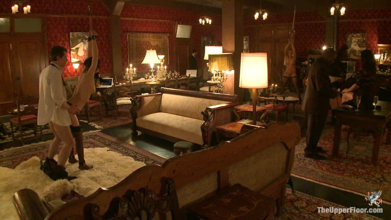 The Upper Floor by Kink: निर्देशक का रात्रिभोज: महल को खिलाने के लिए टोस्ट