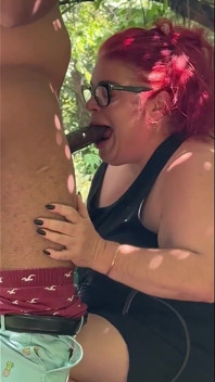 Outdoor-blowjob Liz Heat Lutscht Stier Im Freien
