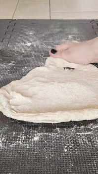 피자 반죽을 찌르다