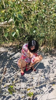 Frumusețea matură de peste 50 de ani se masturbează în aer liber