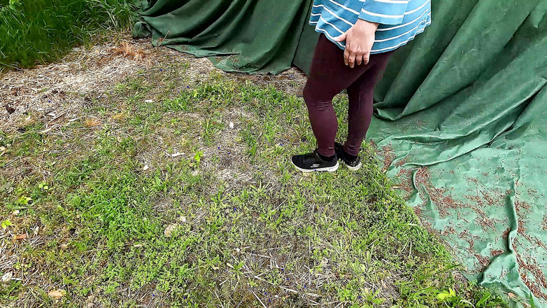 Bouncy Tits Action: 그녀의 벌거벗은 엉덩이와 젖탱이를 패들로 때리기