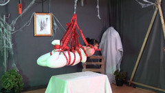 Yvette xtreme: ベルトサスペンションと白いキャットスーツ