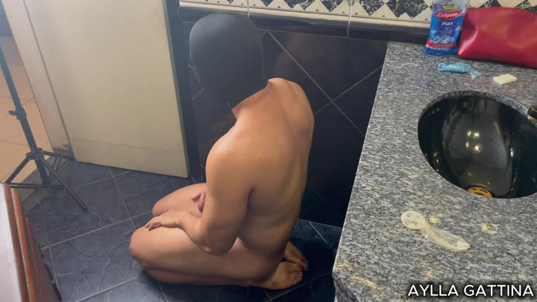 Aylla Gattina: モーテルのトイレでの素晴らしいセックス