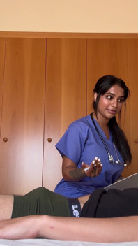 Enfermeira Grande Bombeia O Leite Do Paciente Quando O Médico Não Está Lá - Yasmina Khan