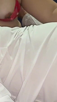 Ich habe eine sexy stiefmutter mit großen brüsten bekommen, um mir einen handjob zu geben, während sie mich stillte, sie brachte mich wegen H schnell zum ejakulieren