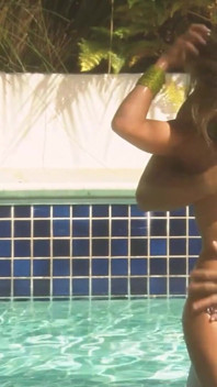 Amiche più calde- la bionda sexy in bikini viene scopata dal grosso cazzo della sua amica in piscina
