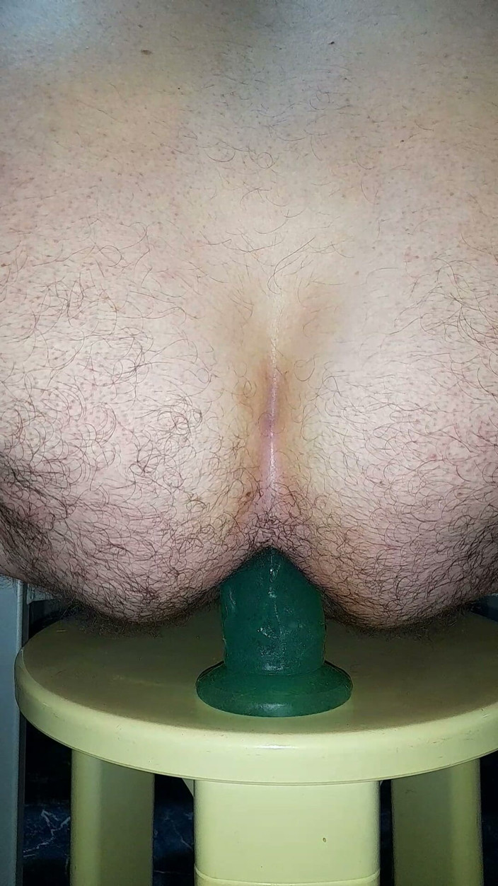 Xauencaliente: Fodendo Meu Cu Com Um Enorme Dildo Verde No Fundo...