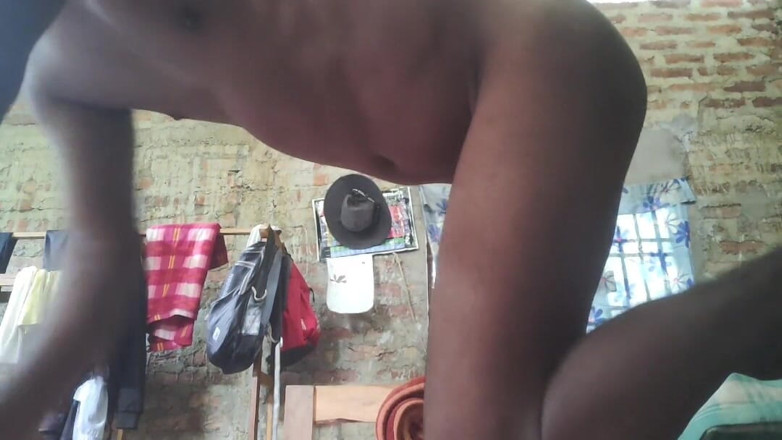 Assamesebodoboy: Desi indischer assamesischer dorfjunge, der spaß mit niemandem zu hause...
