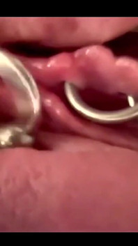 Estremo primo piano strofinando il mio clitoride con piercing da un pennello e l'enorme orgasmo mi fanno bagnare completamente la figa