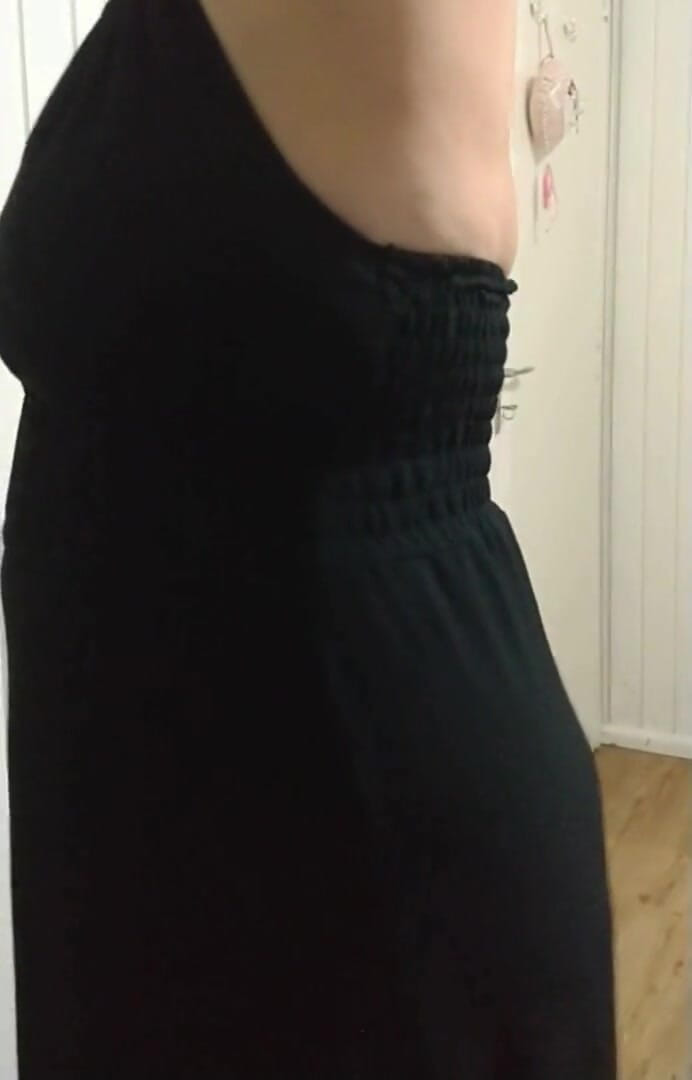 Priscila: Mẹ kế cho tôi xem quần áo cô ấy sẽ mặc đến lễ...