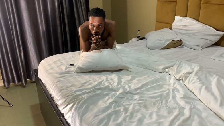 Dickass3x: A lungo accarezza la troia ebano sul letto senza pietà