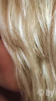 Si blondie melancap semasa kongkek berkumpulan