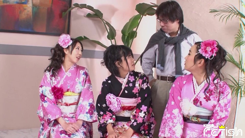 Pure Japanese adult video ( JAV): Tre ragazze giapponesi spompinano un gruppo di uomini con cazzi...