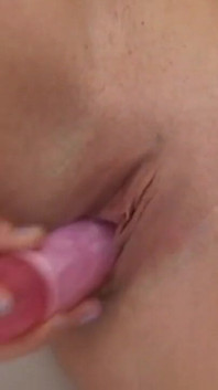 섹스 토이로 화장실에서 자위하는 발정난 핫한 금발